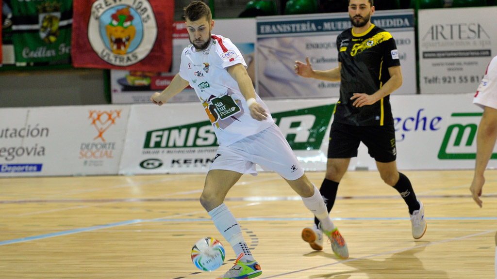 El pívot del Naturpellet Segovia Antonio Diz se dispone a disparar. / KAMARERO