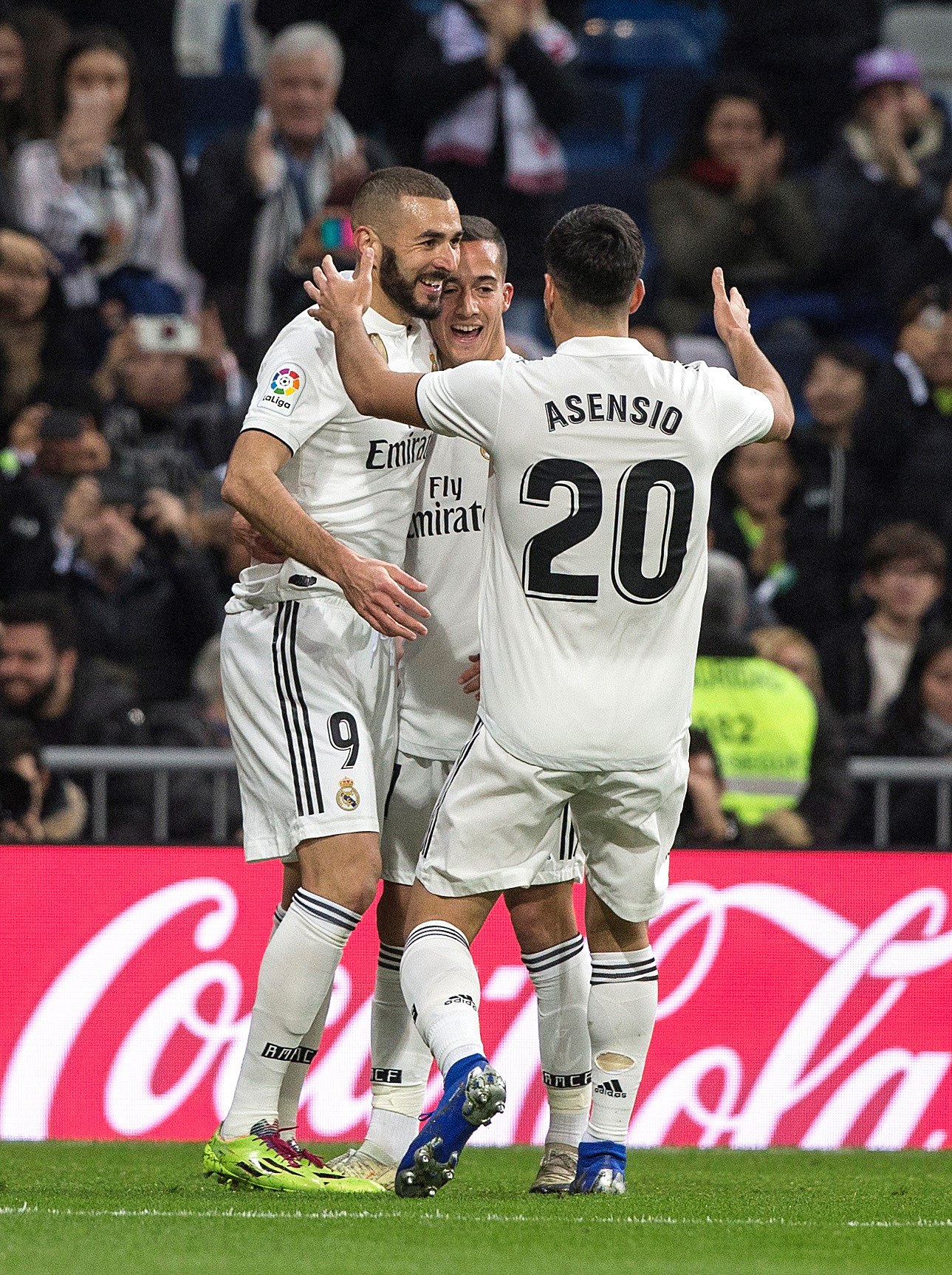 El Madrid gana con lo justo 1 Asensio y Lucas felicitan a Benzema tras marcar el gol de la victoria.