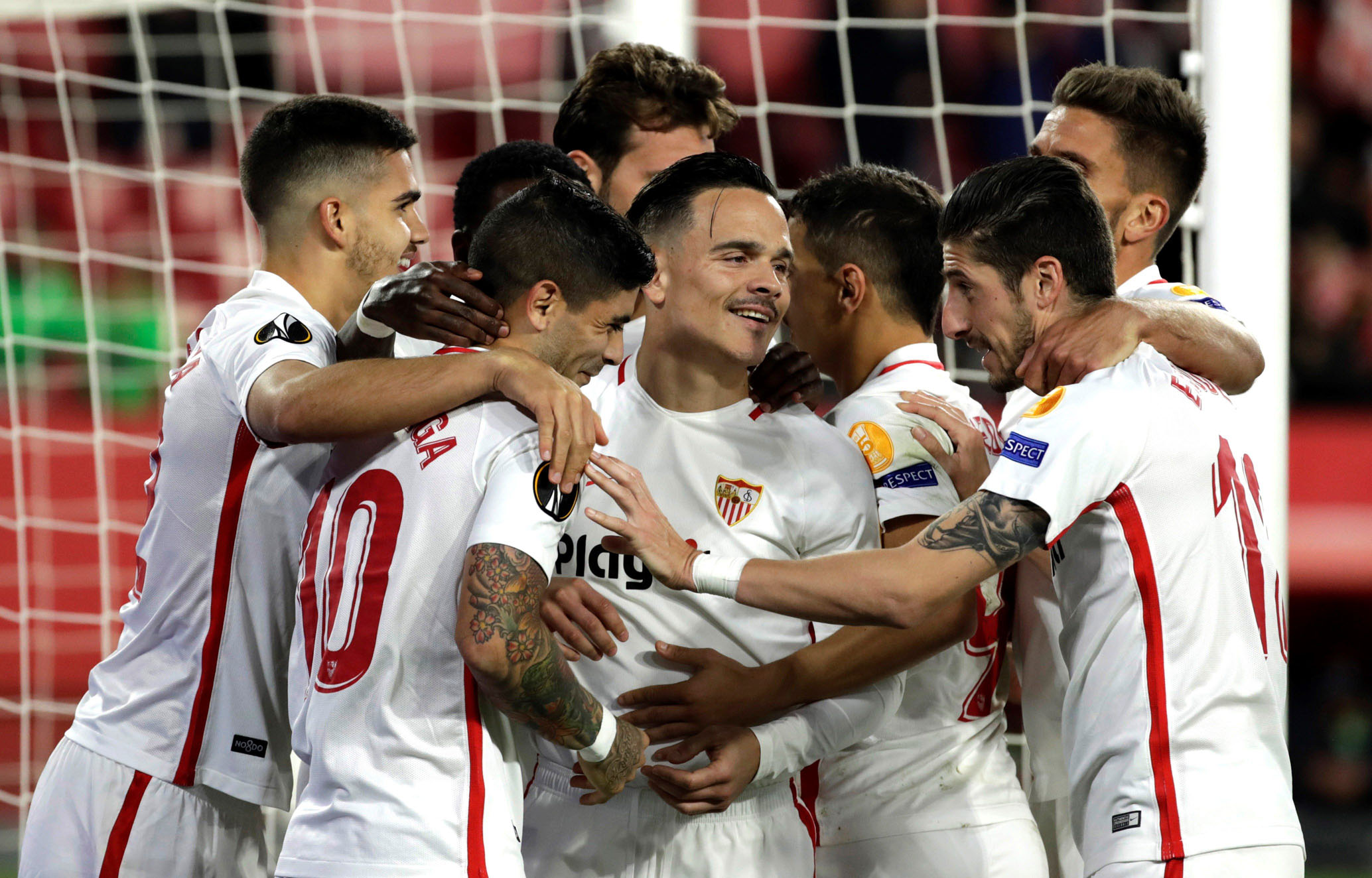 Éver Banega (10) celebra con sus compañeros el tercer gol del Sevilla ante el Krasnodar.