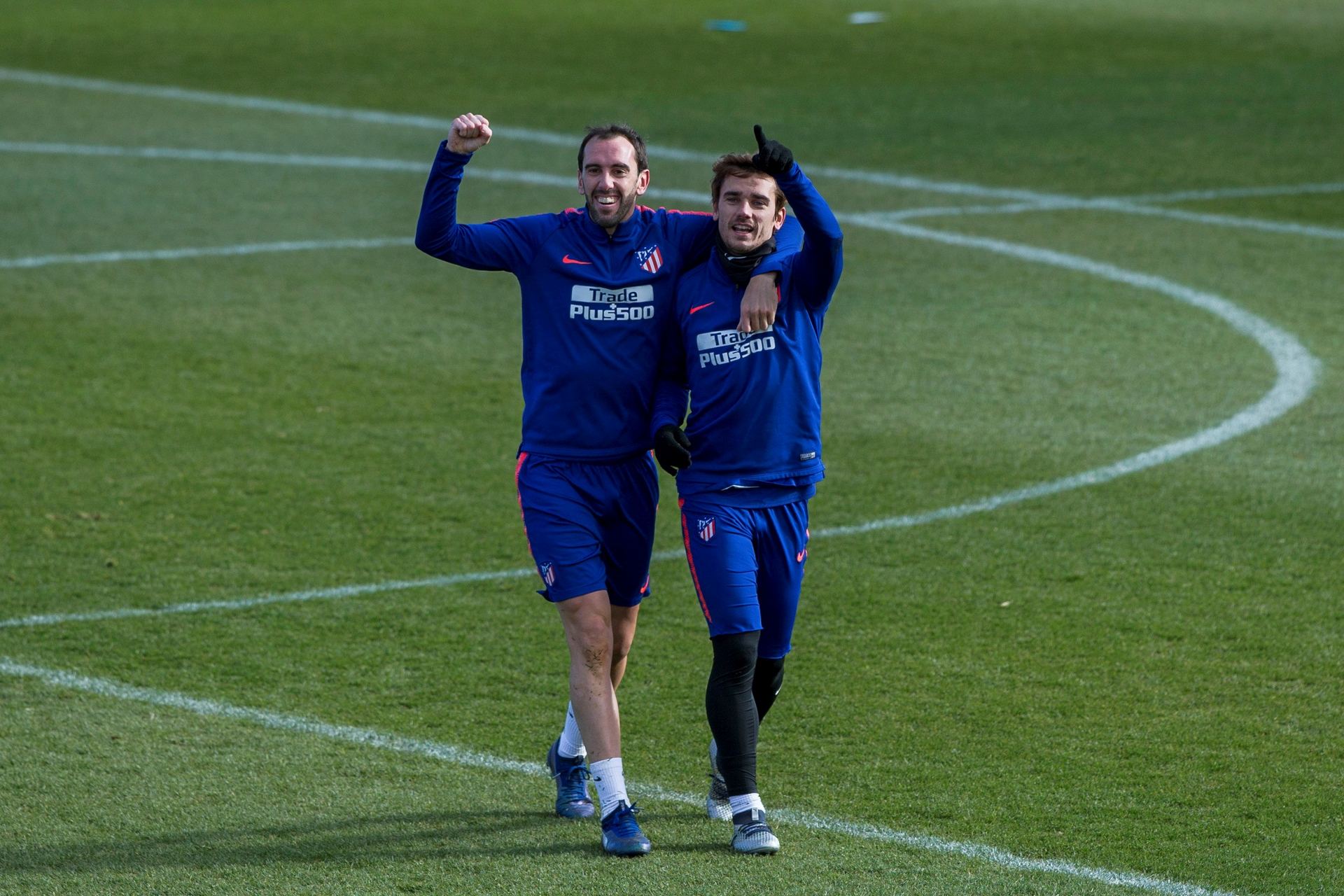 Griezman y Godin durante el entrenamiento del Atlético de Madrid en la Ciudad Deportiva Wanda.