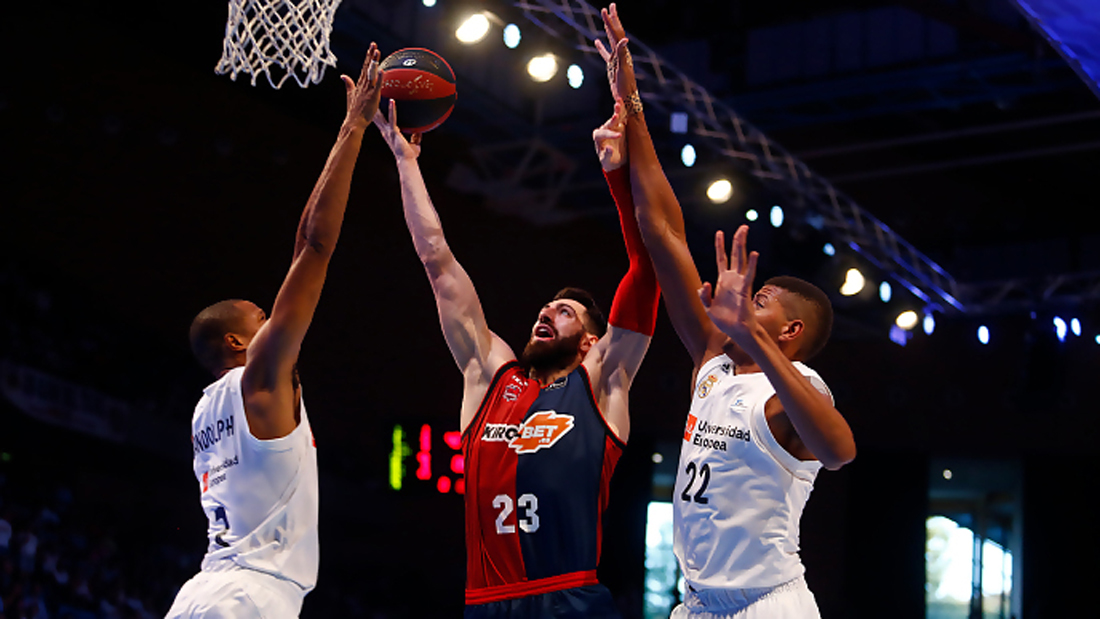 Shengelia intenta anotar ante la defensa de Randolph y Tavares en un partido anterior entre Baskonia y Madrid.