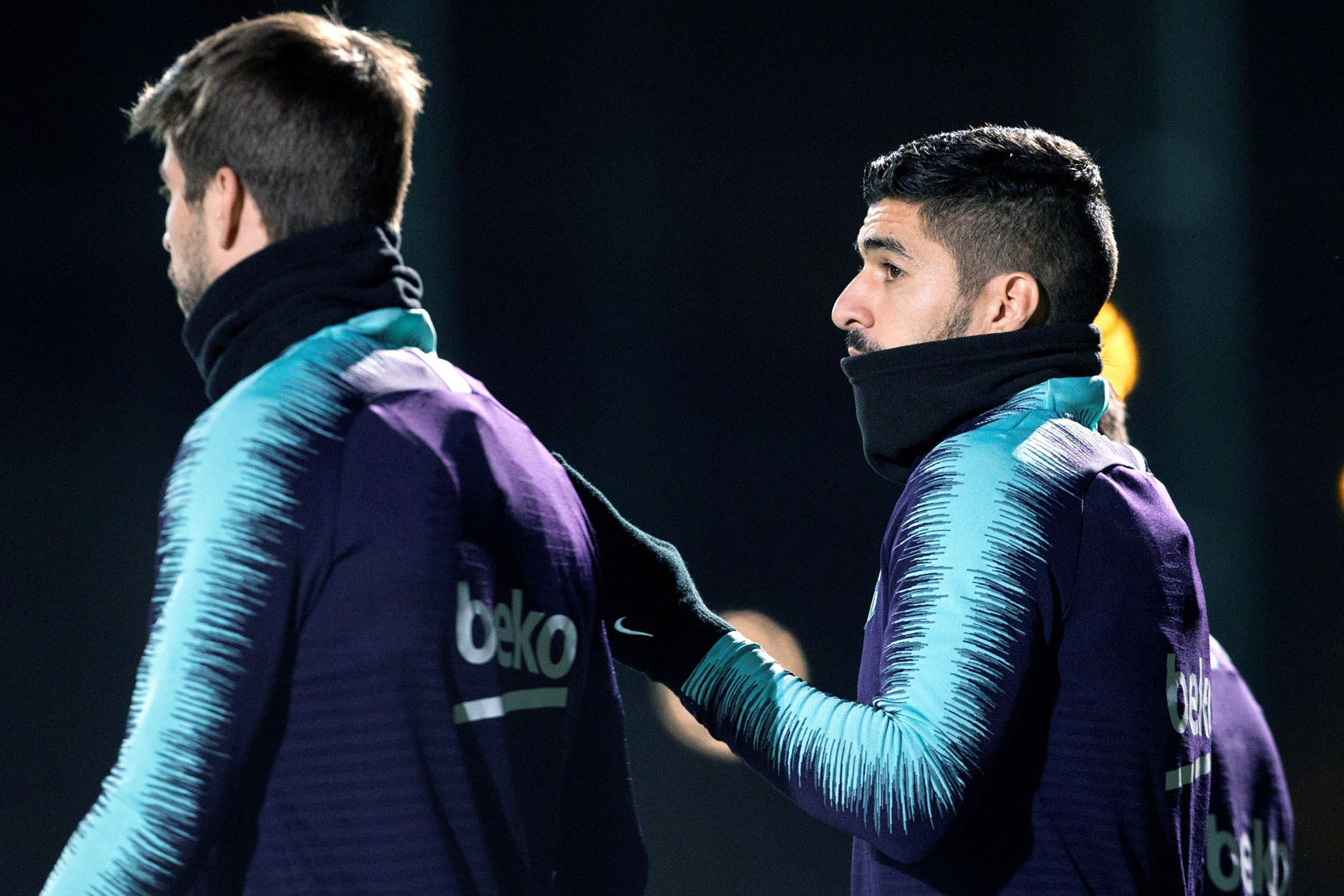 Espanyol-Barcelona: Un derbi de garra 1 Luis Suárez (dcha) vuelve a jugar ante el Espanyol para mantener el liderato del FC Barcelona.