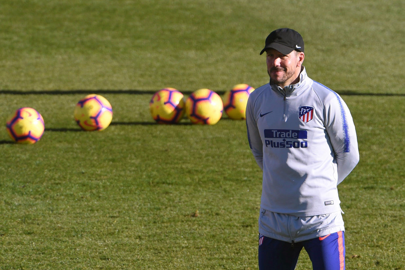 El Alavés mide la regularidad del Atleti 1 Diego Simeone dirige el entrenamiento de ayer del Atlético.