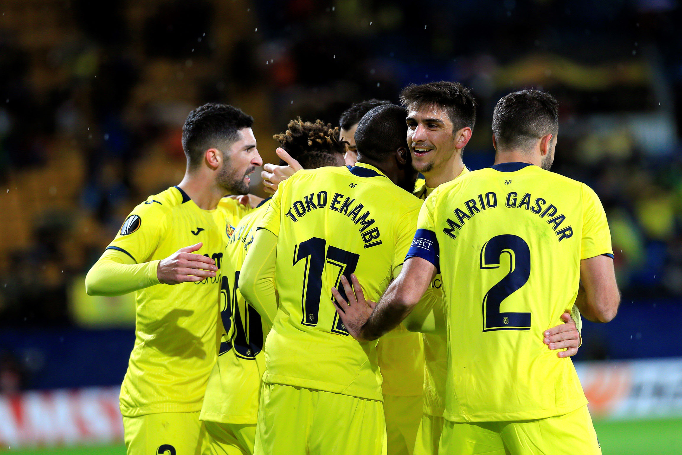 Los jugadores del Villarreal celebran el gol del joven Chukweze.