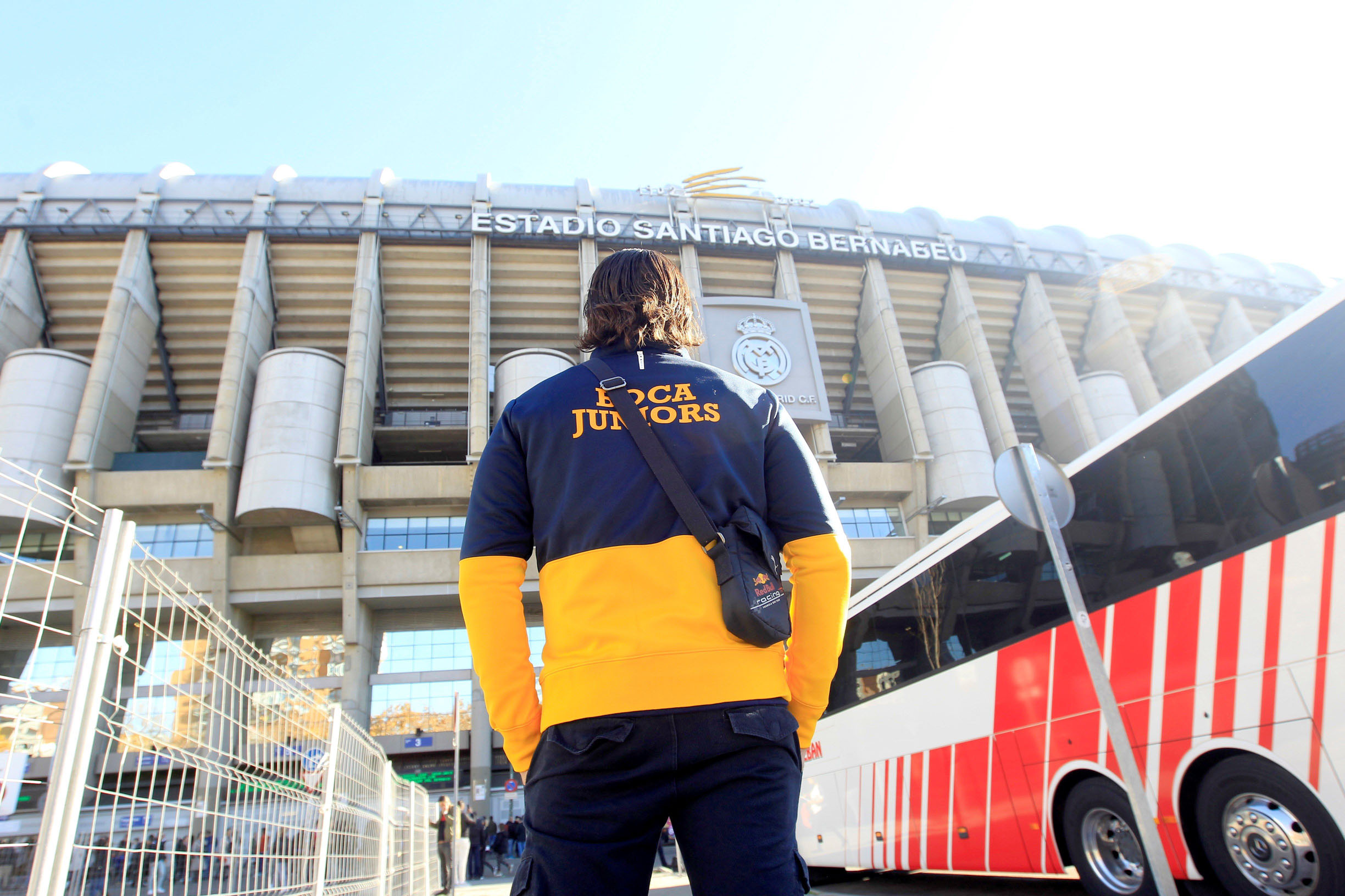 La Policía espera la llegada de 500 hinchas “especialmente violentos” 1 Un aficionado de Boca Juniors visita ayer las inmediaciones del Santiago Bernabéu.