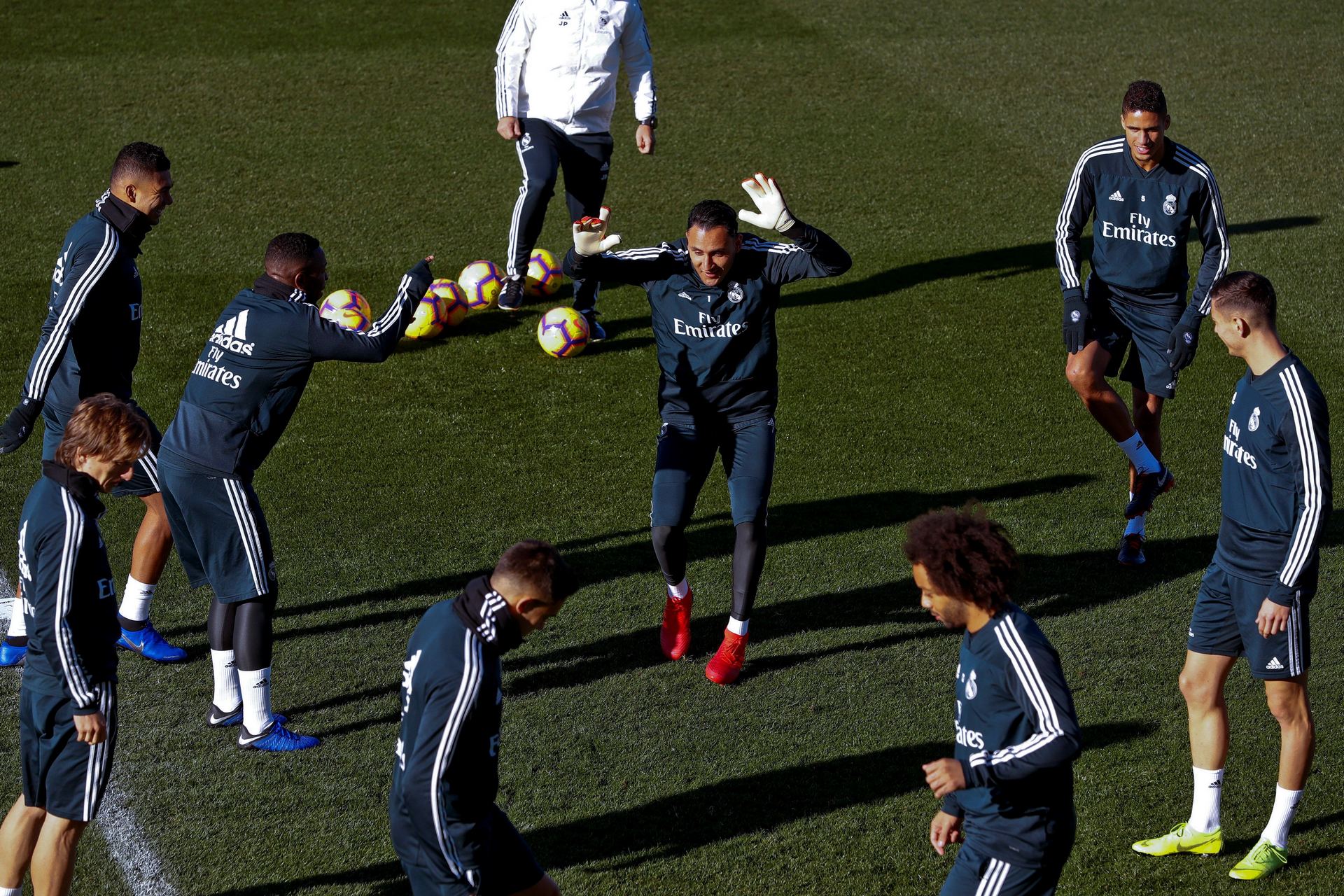 El Real Madrid busca el perdón de los suyos ante el Rayo 1 Keylor Navas junto a varios de sus compañeros durante los entrenamientos del equipo blanco en Madrid.