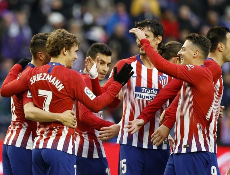 Griezmann salva al Atleti 1 Los jugadores del Atlético de Madrid felicitan a Griezmann (7) tras marcarle un gol al Valladolid.