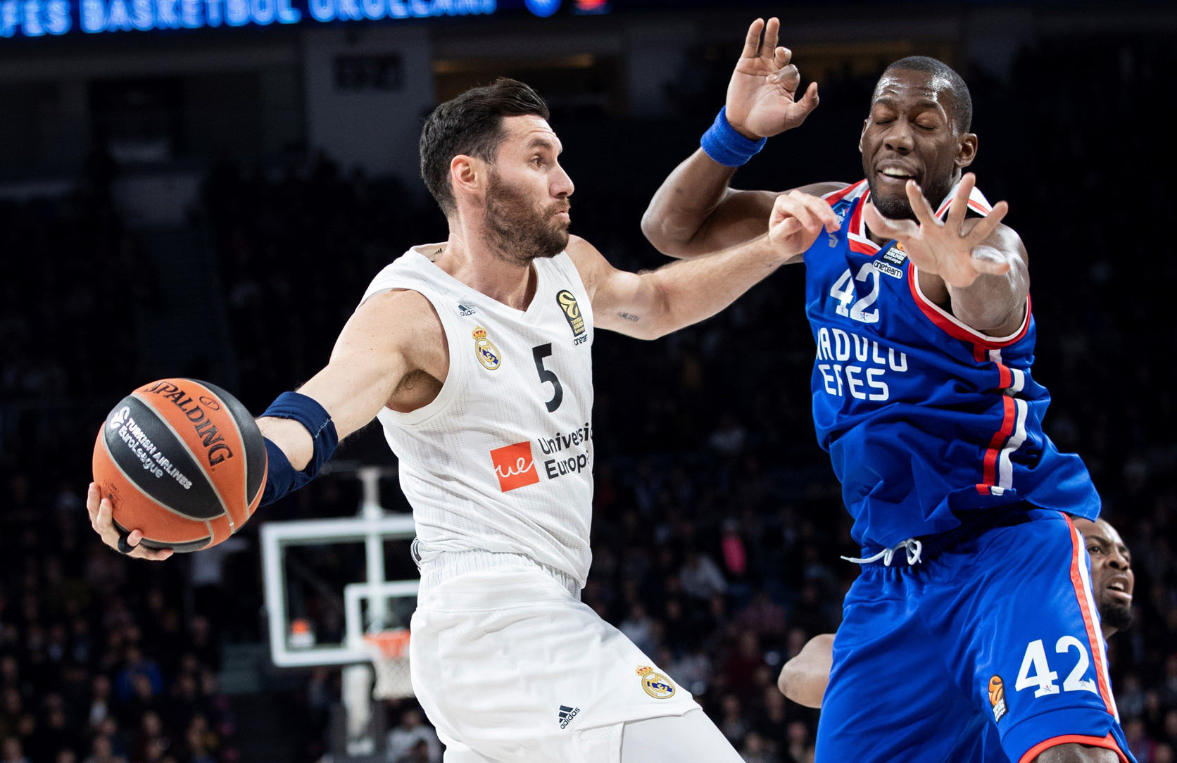 Rudy Fernández intenta pasar el balón ante la defensa de Bryant Dunston.