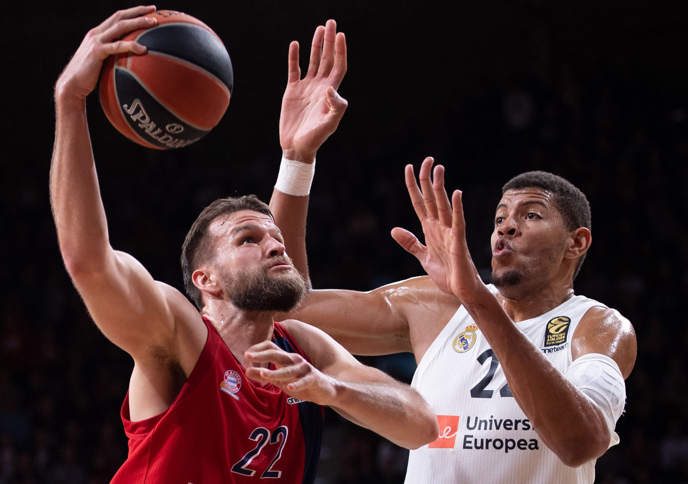 Walter Tavares intenta poner un tapón a Danilo Barthel.