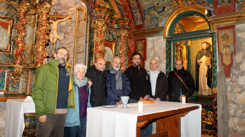 El grupo de ‘predicaminantes’ posa en la Cueva de Santo Domingo donde dieron por finalizada la experiencia. /M.G.