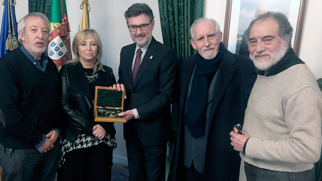 El alcalde del Real Sitio, José Luis Vázquez, con las llaves de la ciudad, en Marinha Grande. /EL ADELANTADO