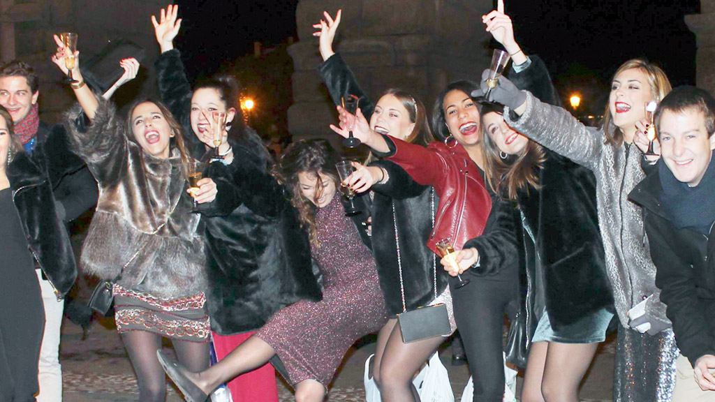 Tras la gran cena, en familia o con los amigos, y las campanadas, los segovianos disfrutan de una larga noche de fiesta para recibir el año nuevo, al igual que el resto del mundo. / M. GALINDO