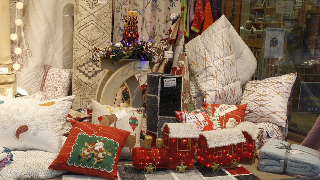 Los escaparates segovianos lucen motivos navideños en una fotografía de archivo. / NEREA LLORENTE