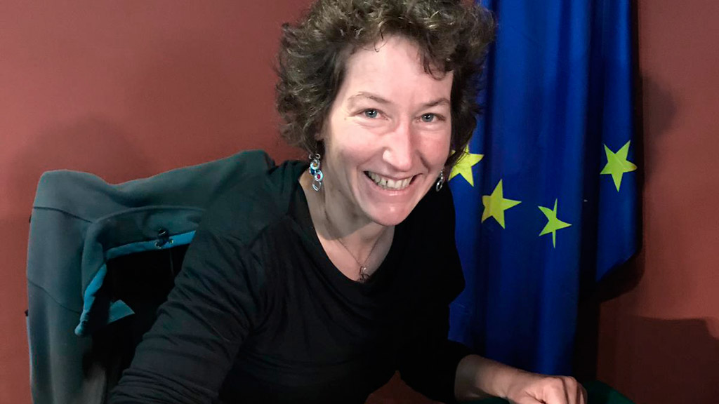 Cristina Rojo de Diego firmando ejemplares de 'El roto de Lagarto' en Centro Segoviano de Madrid . / E. A.