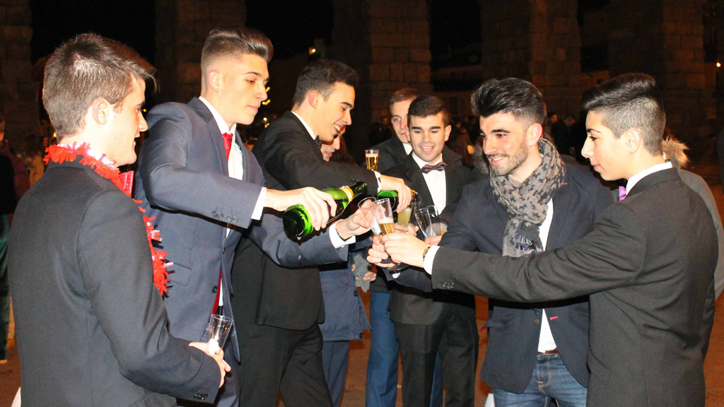 Varios jóvenes segovianos, celebrando la Nochevieja el año pasado en la Plaza de la Artillería. / m. galindo