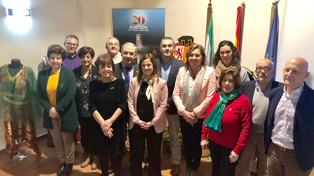 Claudia de Santos, junto a la alcaldesa de Hervás, Patricia Valle, y representantes de otras ciudades de la Red. / E. A.