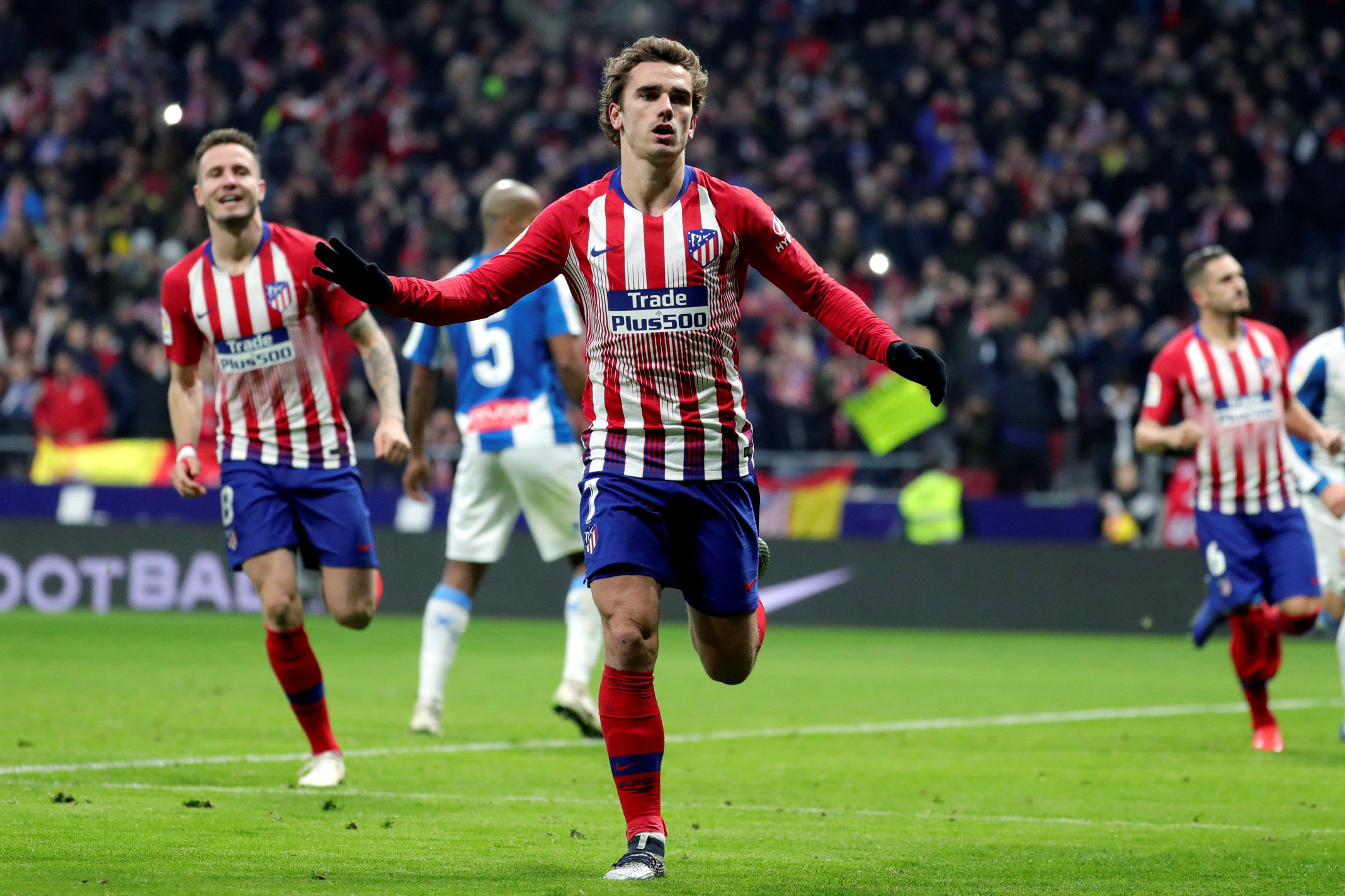 Griezmann celebra el gol de la victoria por la mínima del Atlético ante el Espanyol en el Wanda Metropolitano.