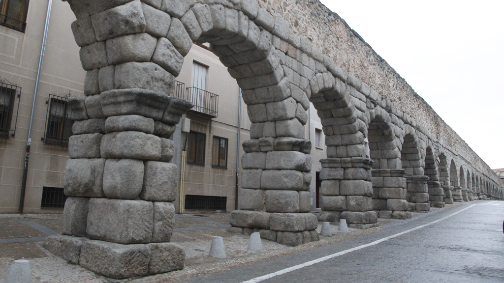 El Acueducto es uno de los monumentos más representativos de Segovia y el Ayuntamiento quiere que se adapte su protección a la Ley de Patrimonio. / NEREA LLORENTE