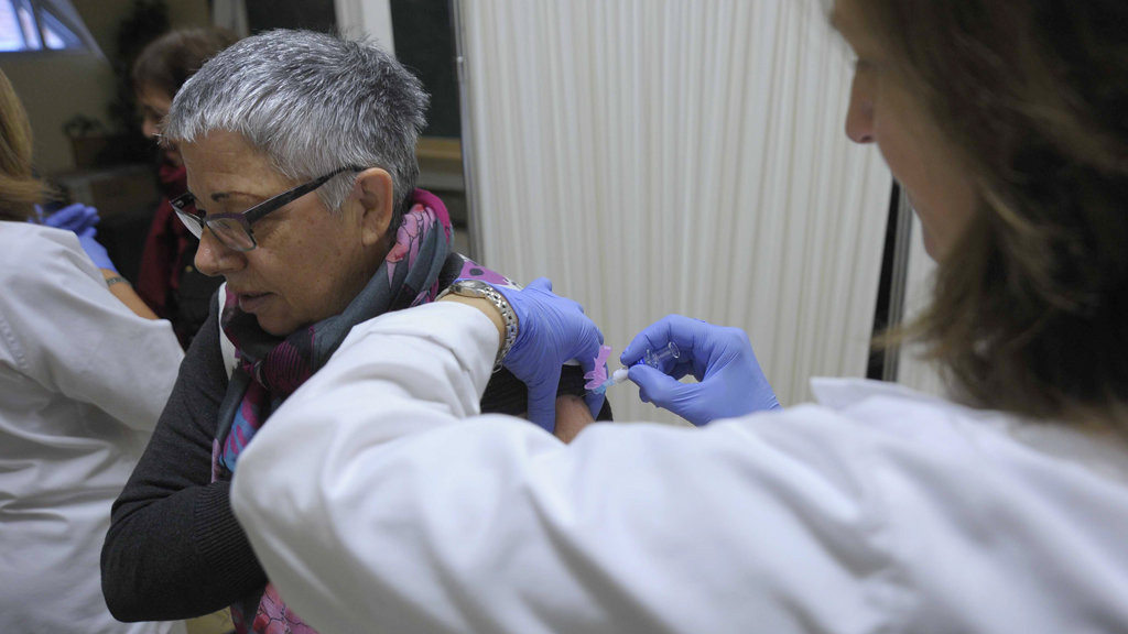 La vacunación antigripal es gratuita y voluntaria para las personas que así lo tienen recomendado. / KAMARERO
