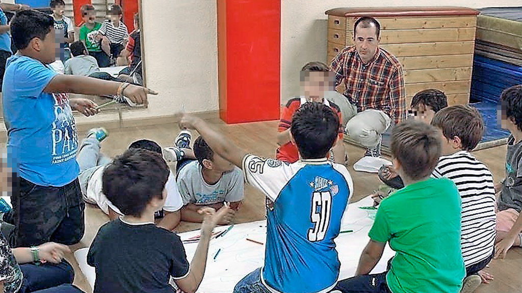 Los alumnos preparan en clase una obra de teatro que luego representan en su centro y en otros. / E. A.