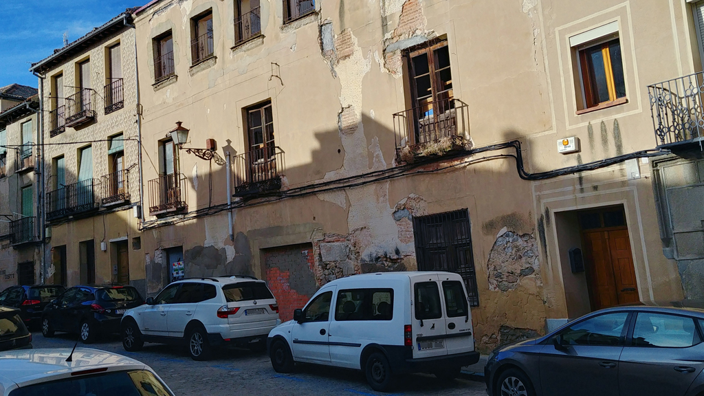 Edificio en ruinas con fachada a la plaza de San Justo, en un solar que da también a la calle Alamillo. / E. A.