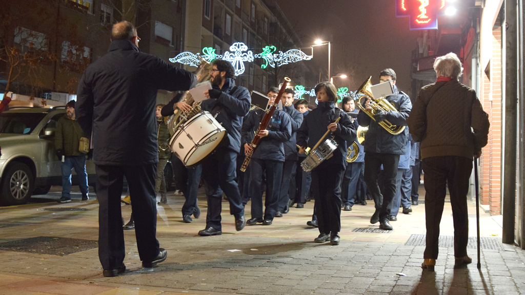 La Banda Unión Musical Segoviana, durante su recorrido por la Avenida de José Zorrilla hacia Santa Eulalia. / rocío pardos