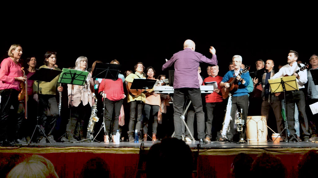 La agrupación, dirigida por Javier Lázaro Cadena, cuenta con unas magníficas voces femeninas y masculinas que se acompañan con instrumentos. / EL ADELANTADO