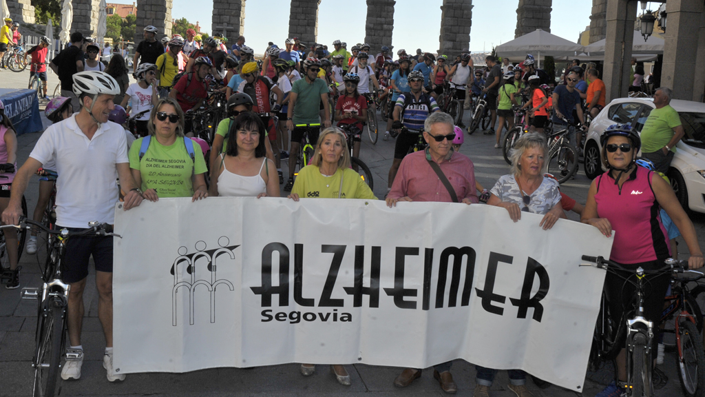 Concejales y representantes de AFA en la cabecera de la Marcha Ciclista Día del Alzhéimer. / KAMARERO
