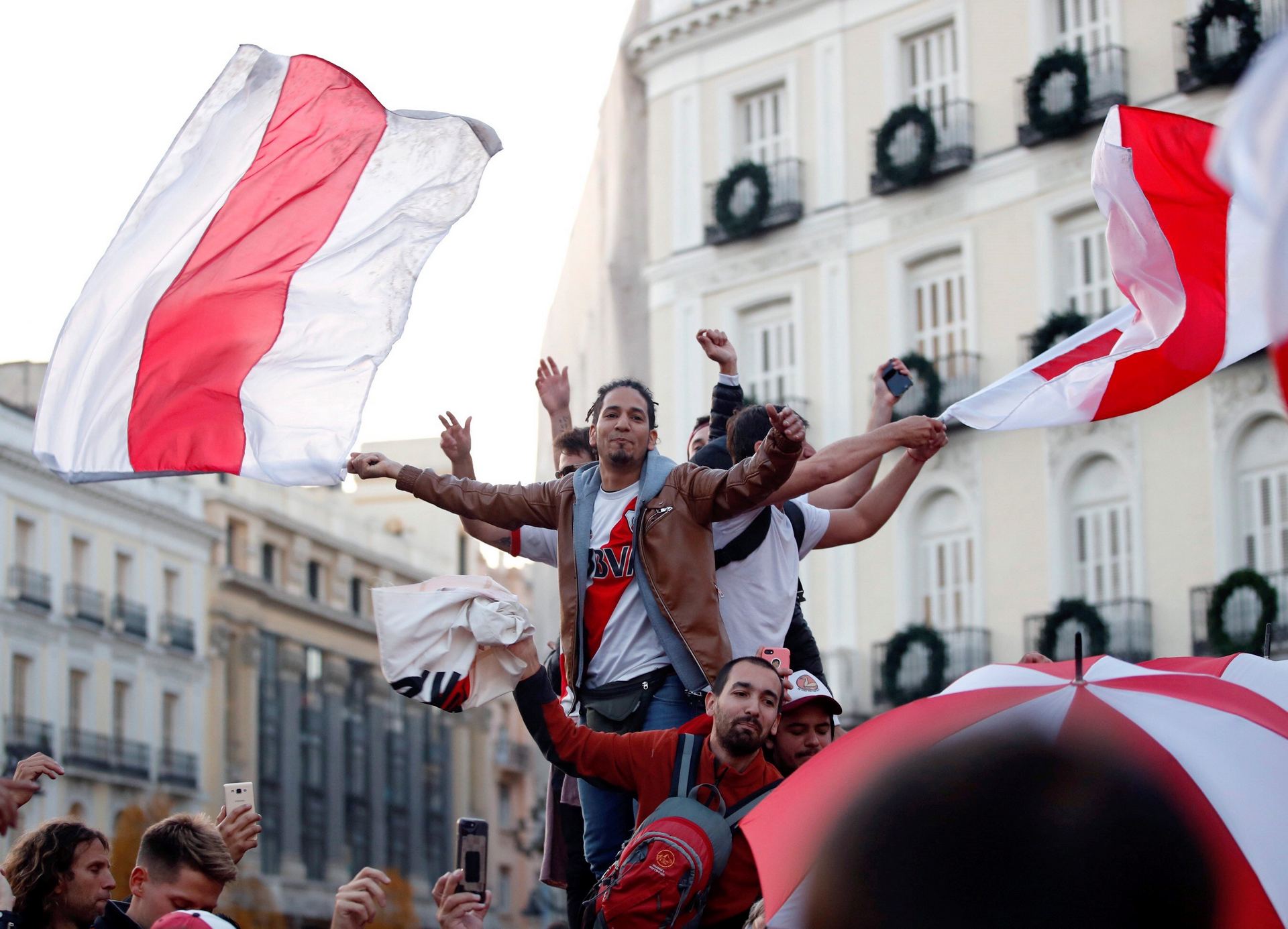 Aficionados del River Plate abarrotan la Puerta del Sol de Madrid, un día antes de la final de la Copa Libertadores.