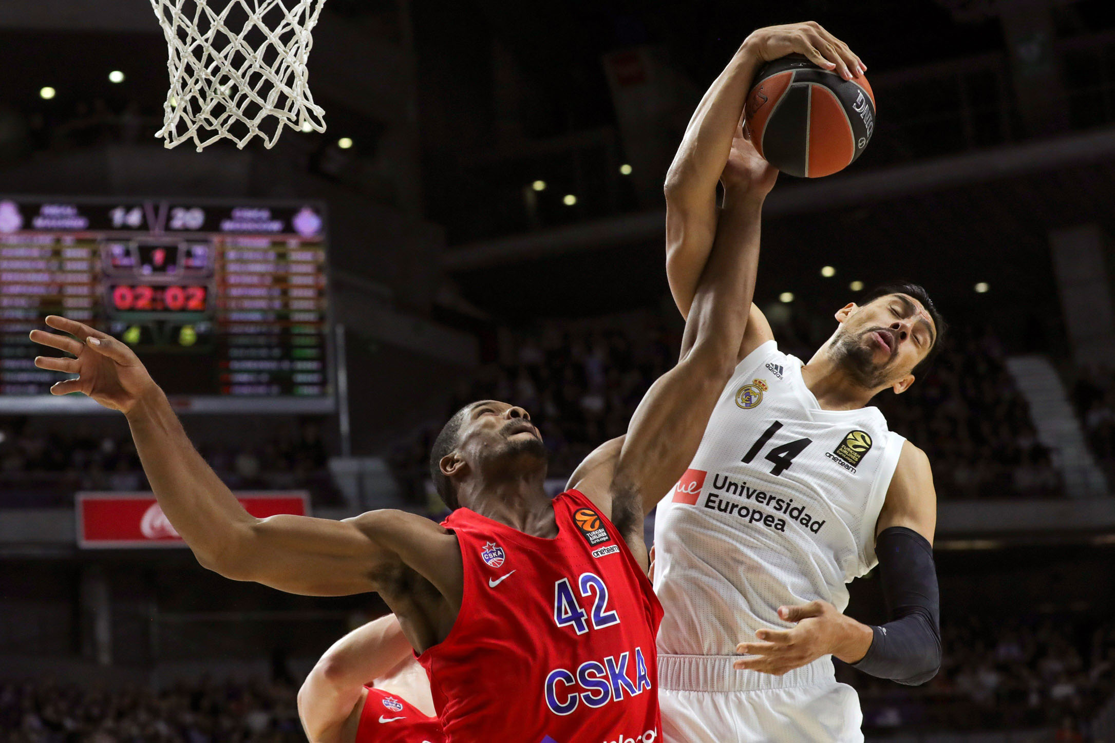 Ayón lucha por el rebote en el partido contra el CSKA Moscú.