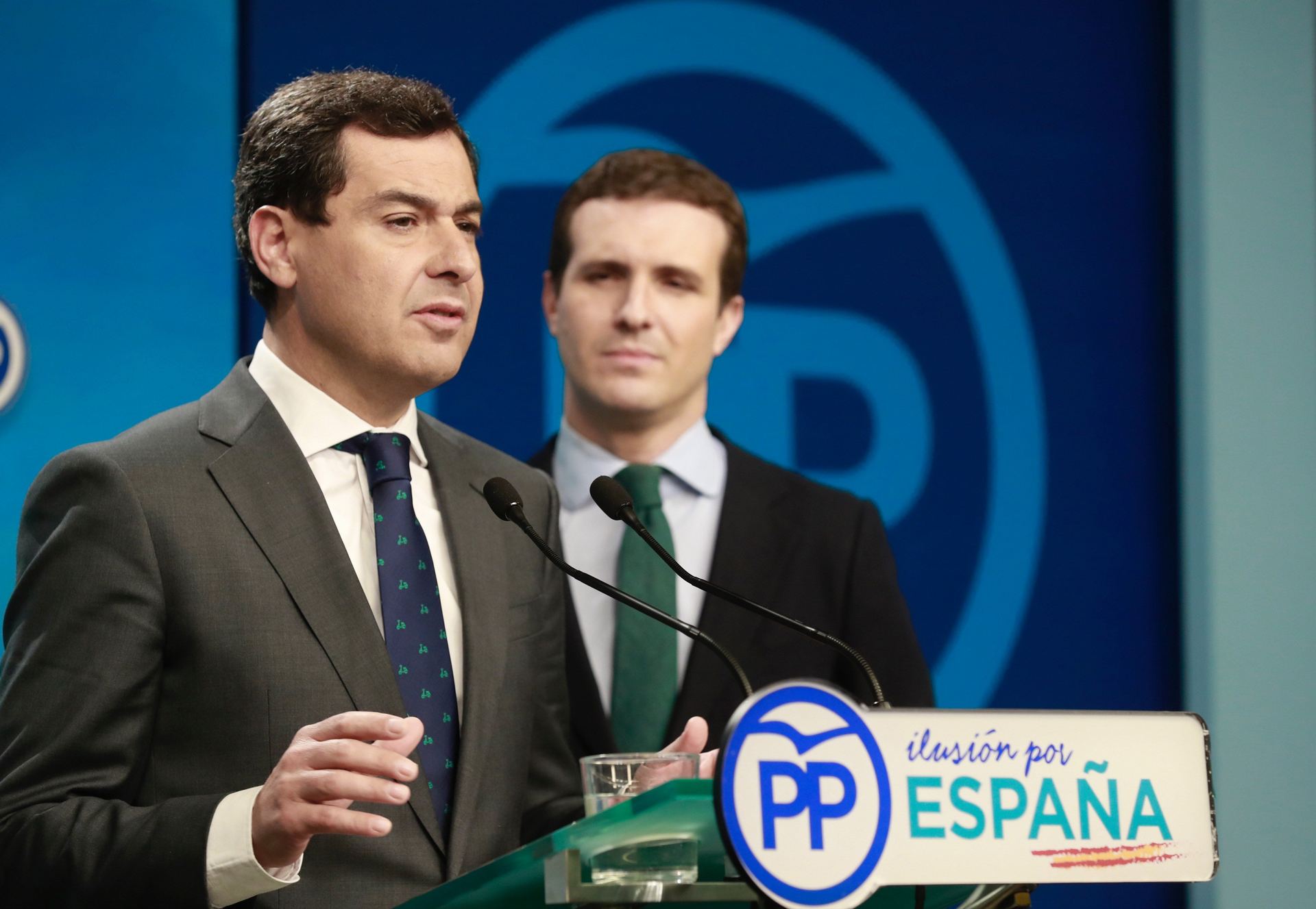 Juanma Moreno (i) junto al líder nacional del PP, Pablo Casado.