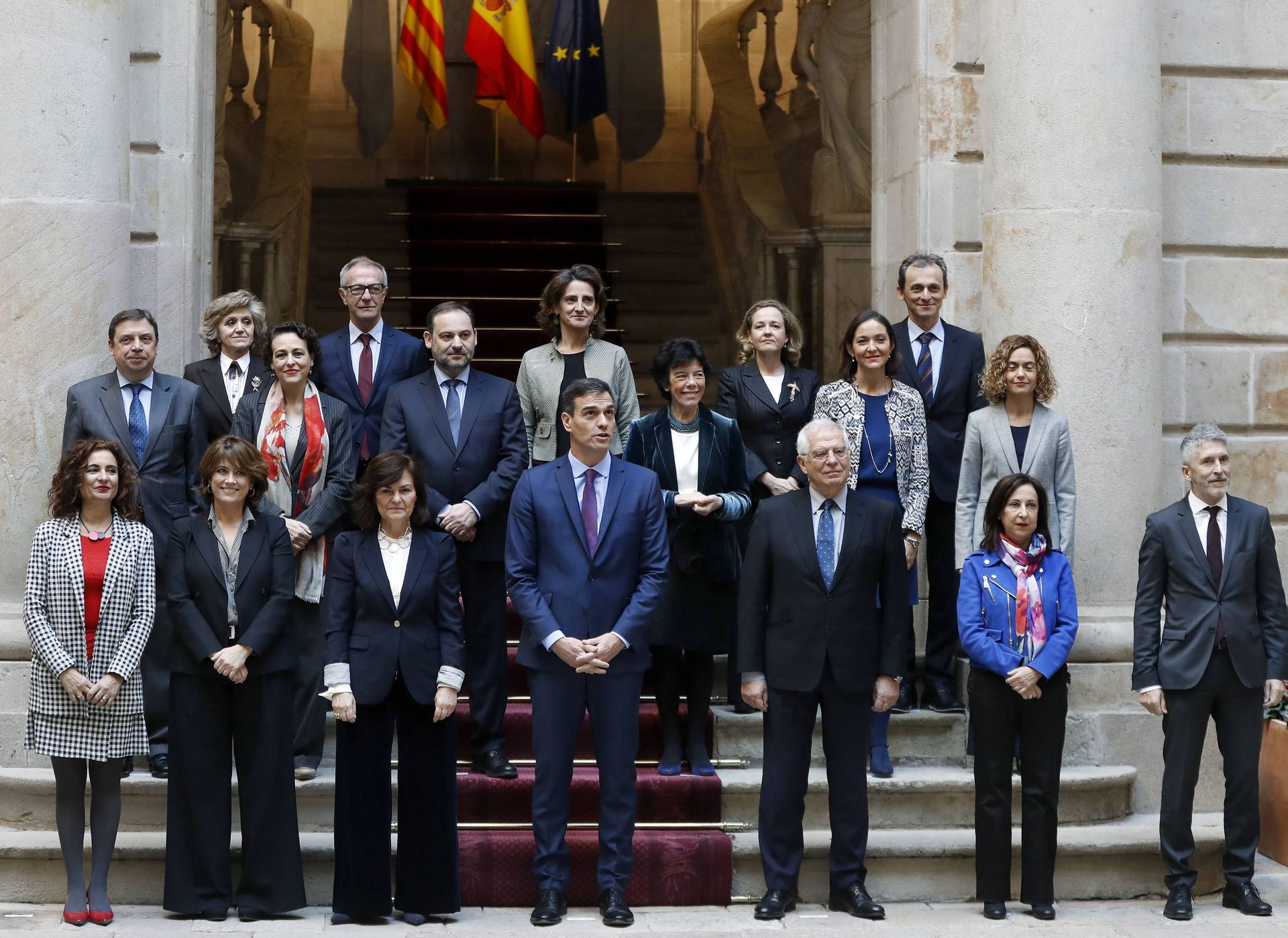Foto de familia de Sánchez y su gabinete antes de la reunión del Consejo de Ministros.