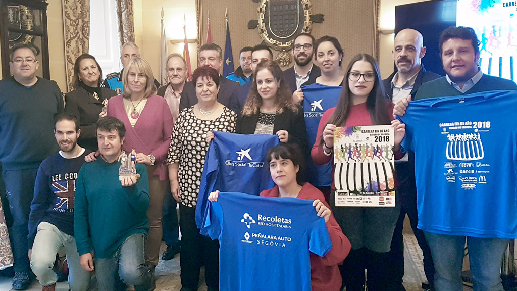 Los diferentes organizadores, colaboradores y patrocinadores de la carrera del pavo y de la de fin de año, durante la presentación que tuvo lugar en el salón de actos del ayuntamiento de Segovia. / AYTO. SEGOVIA
