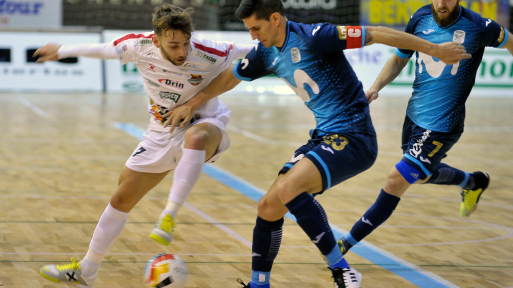 El ala del Naturpellet Segovia Álvaro López disputa un balón con el capitán del Inter Movistar Carlos Ortiz. / KAMARERO