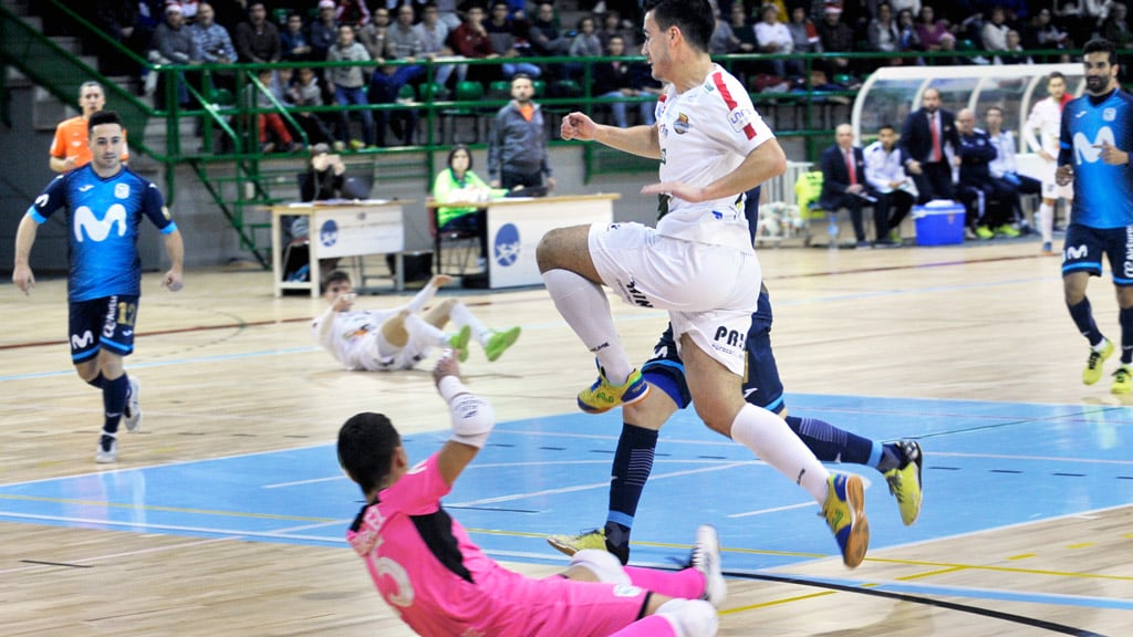 El ala del Naturpellet Segovia Eduardo Cubero ‘Edu’ termina una jugada ante el guardameta Álex González y la defensa del Inter Movistar. / KAMARERO