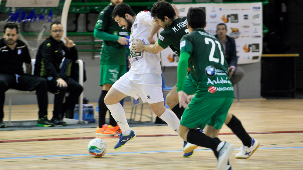 El jugador del Naturpellet Segovia Iago Rodríguez se marcha en velocidad de los rivales del Antequera. / KAMARERO