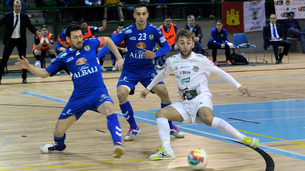 El ala del Naturpellet Segovia Álvaro López se dispone a tirar ante la presión de los jugadores del Valdepeñas Mimi y Zamo, en una ocasión de la primera parte. / KAMARERO