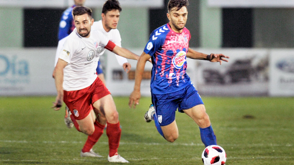 Álex Conde, autor del gol que supuso el empate azulgrana en La Devesa, progresa con el balón perseguido por un contrario. / KAMARERO