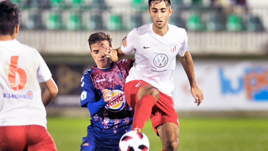 El centrocampista de la Segoviana Elías Hevia presiona a un rival. / KAMARERO