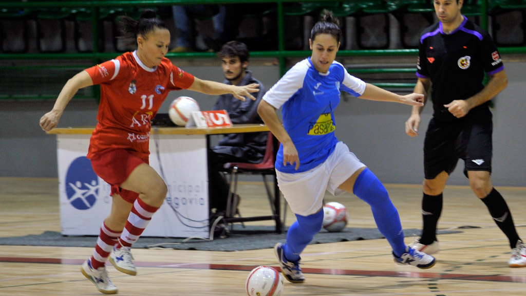 La jugadora del Unami CP Mónica González ‘Moni’, duda para el enfrentamiento de hoy, se marcha de una rival. / KAMARERO