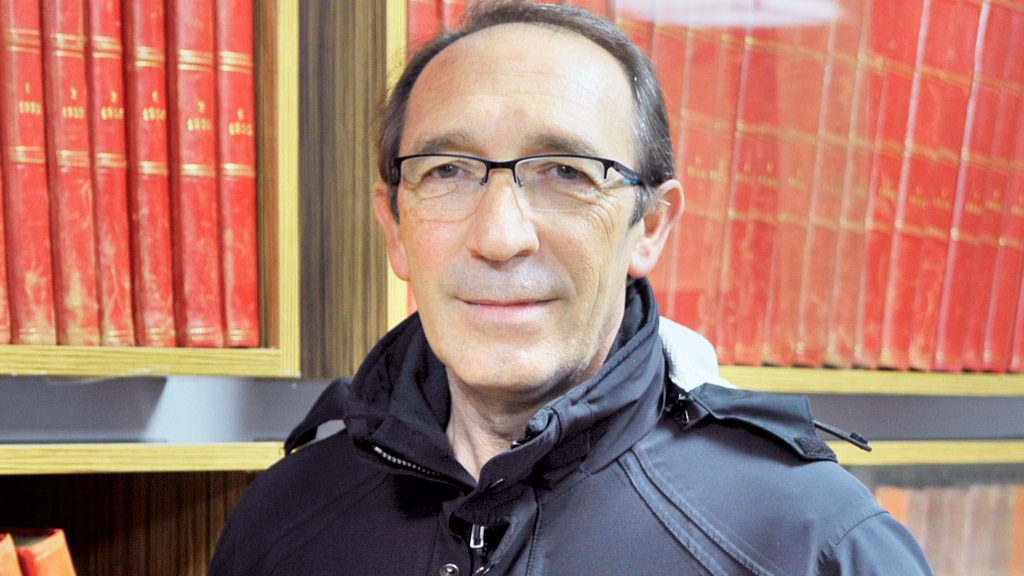 José María ‘Chema’ del Prisco, en la hemeroteca de El Adelantado. / KAMARERO