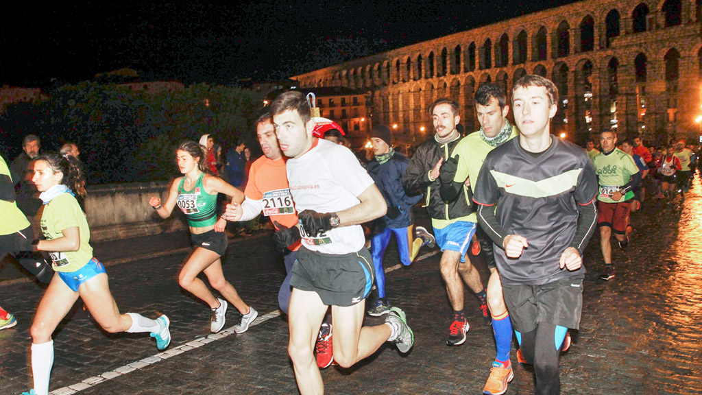 Atletas ascendiendo por primera vez la calle san Juan en la edición de 2017. / NEREA LLORENTE