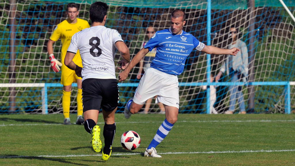 El capitán del CD La Granja, Diego Navarro ‘Pluma’, baja esta tarde, se dispone a despejar un balón. / KAMARERO