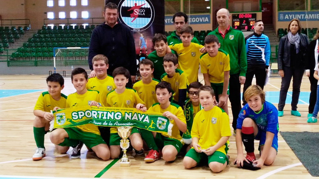 El conjunto alevín del Sporting Nava de la Asunción, celebrando el primer puesto en el memorial Antonio Ibañes./ CD SEGOSALA
