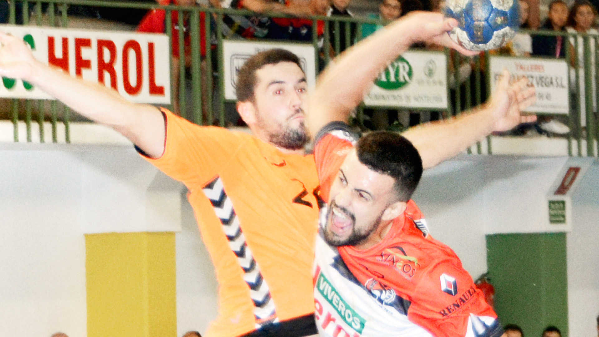 Agustín Casado intenta superar a un rival. / AMADOR MARUGÁN