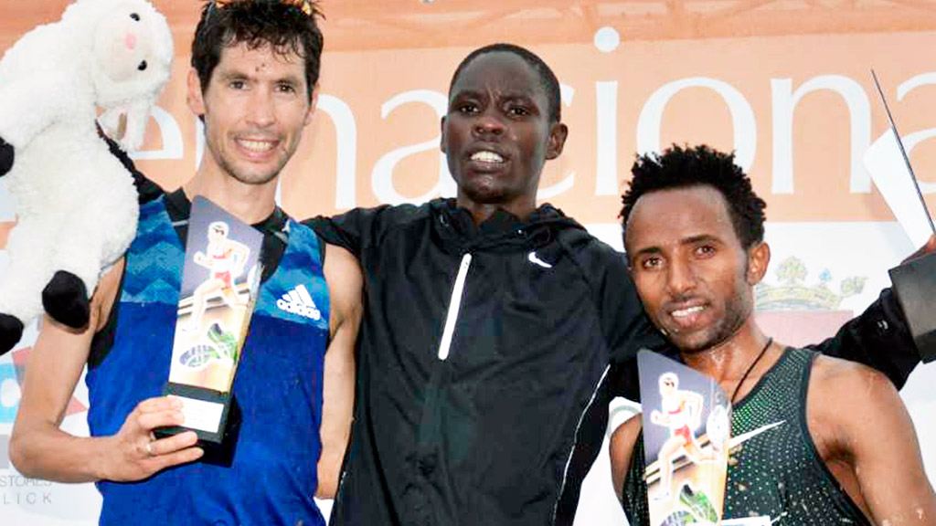 Javi Guerra, en el podio del Cross Internacional de Venta de Baños. / EFE