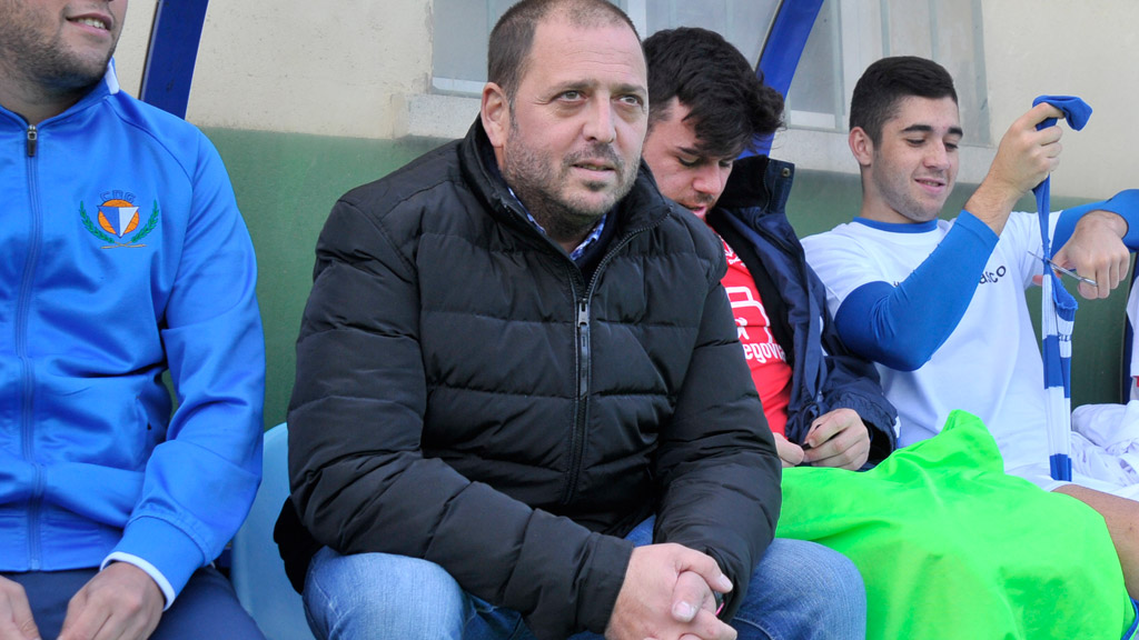 José Luis Segovia, en el banquillo del CD La Granja. / KAMARERO