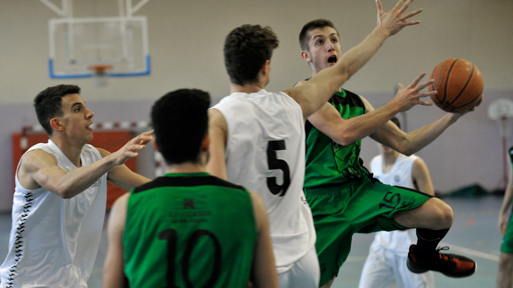 Un jugador del CD Claret entra a canasta en el primer partido de liga. / KAMARERO