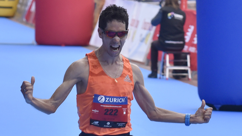 Javier Guerra, campeón de España de maratón de Sevilla. / JUAN CARLOS VÁZQUEZ - DIARIO DE SEVILLA