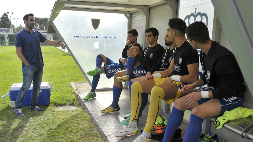El entrenador del la Segoviana, Manuel González, en el banquillo, junto a los jugadores Juan de la Mata, Diego Gómez, Kike Martín y Christian Martín. / KAMARERO